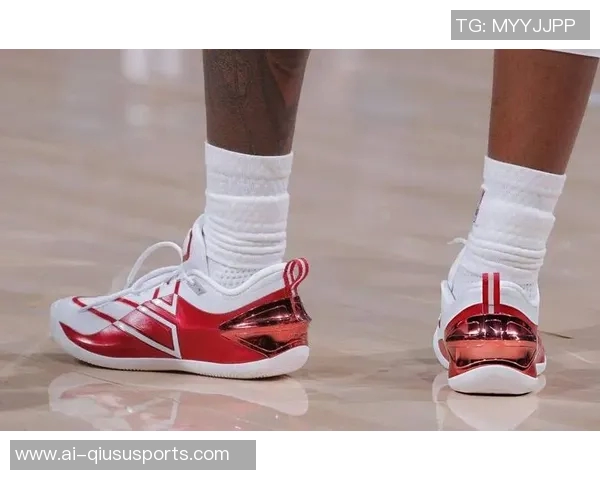 哈兰德社媒晒球鞋照展现幽默一面却依旧保持严肃风格