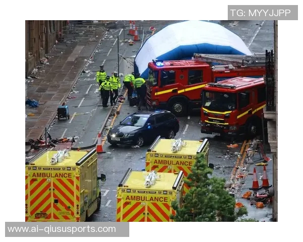 公交司机穿利物浦球衣遭切尔西球迷围攻后被解雇引发热议